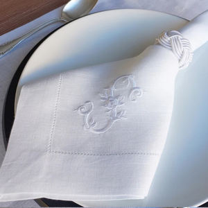 <span class=keywords><strong>Serviette</strong></span> en lin 100% <span class=keywords><strong>de</strong></span> haute qualité avec broderie initiale Serviettes <span class=keywords><strong>de</strong></span> <span class=keywords><strong>mariage</strong></span> personnalisées Forme carrée Utilisation domestique Couture <span class=keywords><strong>de</strong></span> passepoil - Product Image 2