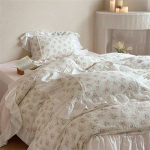 Parure de lit quatre pièces en crêpe de coton fleuri, avec housse de couette et draps à volants en gaze double épaisseur, pour usage domestique - Product Image 1