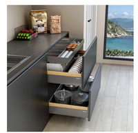 Meubles de cuisine de style scandinave minimaliste, meubles modulaires sur mesure avec texture chêne clair et dessus en pierre frittée moderne