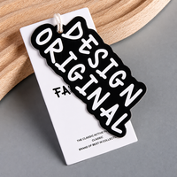 Étiquette de marque moderne pour boutique, en carton épais à bord ondulé, avec typographie de style marqueur et découpe de précision, pour chaussures de marque premium