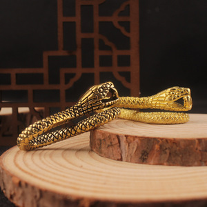 Llavero Colgante de Latón con Diseño de Pitón, Amuleto de Serpiente Metálica Vintage, Forma Irregular, Accesorio para Llaves Hecho a Mano - Product Image 1