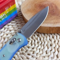 Couteau pliant de camping BM-535 avec manche dégradé bleu (qualité EDC/Collectionneur) Lame drop-point finition Stonewashed à bouton-poussoir