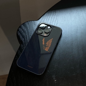 Coque de téléphone pliable en TPU+PC de style chinois avec protection d'appareil photo intégrée et sangle de téléphone motif astronaute pour 15/14/13 Pro/i17 Pro - Product Image 4