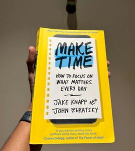 หนังสือ Make Time Book วิธีโฟกัสสิ่งสำคัญในทุกวัน โดย เจค แนป และ จอห์น เซราสกี้ หนังสือเพิ่มประสิทธิภาพการทำงาน มีจำหน่ายแล้ว - Product Image 2