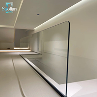 Rampe en verre trempé de 12 mm de style minimaliste moderne pour balcons et escaliers intérieurs dans l'architecture de villas