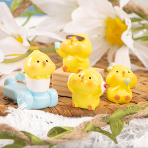 Adorno creativo de paisaje en miniatura 3D, figurita artesanal de resina de pollo amarillo pequeño y bonito para decoración de escritorio de Navidad - Product Image 3