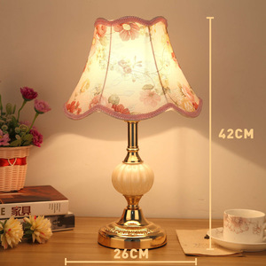 Lampada da Tavolo Classica Europea Bianca con Paralume in Tessuto e Decorazioni Floreali Antiche per Camera da Letto, Soggiorno e Studio - Product Image 2
