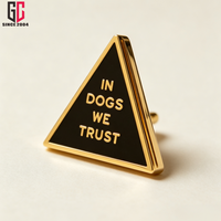 Broche en émail triangulaire personnalisée en usine avec la citation « We Trust Dogs », pour les amoureux des chiens, badge décoratif en métal pour les fans d'animaux, cadeau