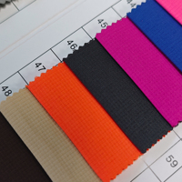 Tissu en polyester imperméable à carreaux de 1,5 mm avec revêtement PU pour vêtements et bagages imperméables