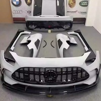 Mercedes AMG modifiée avec diffuseurs avant et arrière, capot et aileron arrière en fibre de carbone sèche et matériau PP, style large enveloppement