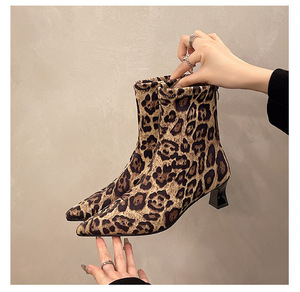 Botas Altas de Mujer para Otoño y Primavera, Nuevas Botas de Media Pantorrilla con Estampado de Leopardo y Combinación de Colores, Tacón Alto y Delgado - Product Image 1