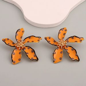 Venta caliente Maple Leaf Green Stamens Love Sun Pendientes de moda ecológicos - Product Image 1