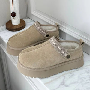 Las botas de nieve UG están hechas de tela y presentan propiedades antideslizantes y resistentes al agua, lo que las hace adecuadas para uso en interiores. - Product Image 1