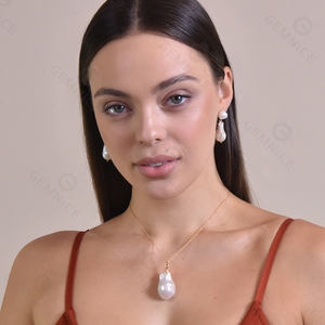 Collar con Colgante de Perla Barroca Grande en Plata de Ley 925 y Oro de 18k de Gemnel Fashion Jewelry - Product Image 3