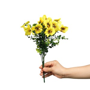 Bouquet de fleurs artificielles de primulas jaunes, oranges et rouges en PVC pour décoration de bureau et aménagement paysager extérieur - Product Image 5