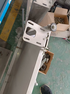 Máquina automática para cubrir pizzas: hilo dental para <span class=keywords><strong>carne</strong></span>/queso/sal/aspersor <span class=keywords><strong>de</strong></span> especias con control PLC para panadería - Product Image 4
