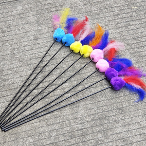 Bâton à plumes pour chat avec pompon, 65 cm de long, en plastique avec clochettes pour jeu interactif avec les animaux de compagnie - Product Image 4