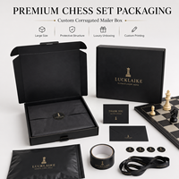 Boîte d'expédition en carton ondulé noir personnalisée pour l'emballage d'un jeu d'échecs avec insert en mousse, finition mate, impression de logo doré pour les coffrets cadeaux