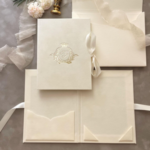 Faire-part de Mariage Personnalisé à Couverture Rigide avec Enveloppe Luxueuse en Velours Bleu Marine et Livret Élégant à Pliage Central avec Estampage Doré à Chaud - Product Image 5
