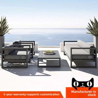 Ensemble canapé de loisirs d'extérieur moderne avec table basse imperméable à l'eau protection solaire élégant design simple pour villa cour paysage