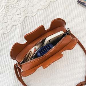 Bolso cruzado divertido de PU con diseño de murciélago, estilo Diablo Punk, antirrobo, creativo y divertido, para mujer, ideal para Halloween. - Product Image 2