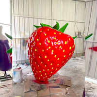 Hoogwaardig FRP aardbeienbeeld, groot glasvezel fruitbeeld voor tuinlandschap, moderne binnen- en buitenkunst, cartoonkunst