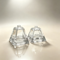 Vente en gros de flacons de parfum en verre carrés roses de 30 ml, 50 ml, 100 ml, flacon de parfum en verre transparent givré de haute qualité avec couvercle doré