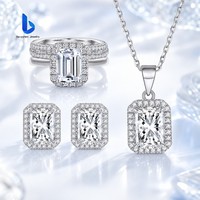 Ensemble de bijoux 4 pièces pour femme en argent sterling S925 de luxe, avec bague, collier et boucles d'oreilles clous en moissanite taille radiant et effet halo, pour usage quotidien, très demandé