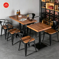 Ensemble de restauration moderne minimaliste en métal et bois, table et chaises écologiques et durables pour hôtels, cafés et restaurants