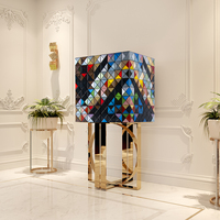 Meuble de bar au design innovant 1088 triangles en bois multicolore avec base en laiton poli, meuble de rangement pour salon