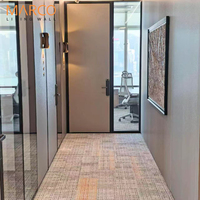 Cloison de bureau insonorisée avec porte battante, cloison en verre et panneaux en bois sur mesure pour l'aménagement de bureaux en immeuble de grande hauteur