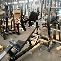 Máquina de remo extrema con carga de placas para entrenamiento de fuerza de brazos sentado, con estructura de acero y características de seguridad para gimnasio