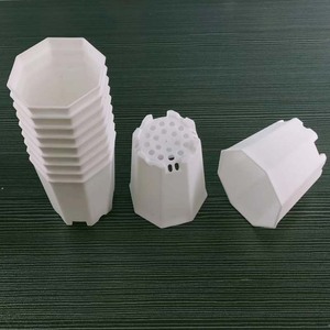 Maceta octogonal blanca de plástico con orificios de drenaje para uso modular en escritorio o pared. - Product Image 3