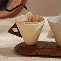 Ensemble de tasses à expresso en grès moucheté pour couple, avec corps en forme d'entonnoir, poignée en noyer à motif triangulaire perforé, sur support en bois emboîtable, duo cadeau