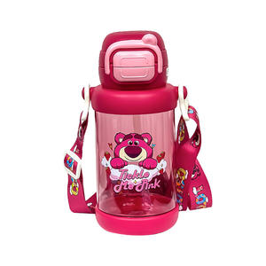 Gourde portable grande capacité avec paille intégrée Strawberry Bear pour enfants et élèves du primaire - Product Image 3