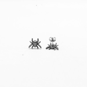 Pendientes de tuerca con forma de araña yunnique, joyería de moda con forma de insecto de acero de titanio para hombres y mujeres - Product Image 2