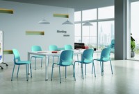 Chaise longue ergonomique pas chère avec dossier en PP et pieds en bois, design moderne, multicolore, gain de place pour salle de classe