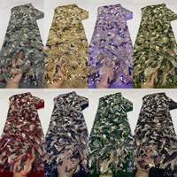 Tissu de luxe en sequins lourds et perles, motif floral feu d'artifice, dentelle verte émeraude, tulle maillé pour robe de bal glamour