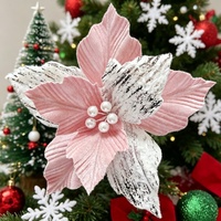 Elegante Gold- und Weißseidenblumen für luxuriöse Weihnachtsdekoration.