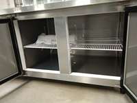 Réfrigérateur professionnel table réfrigérée congélateur sous plan cuisine de restaurant en acier inoxydable