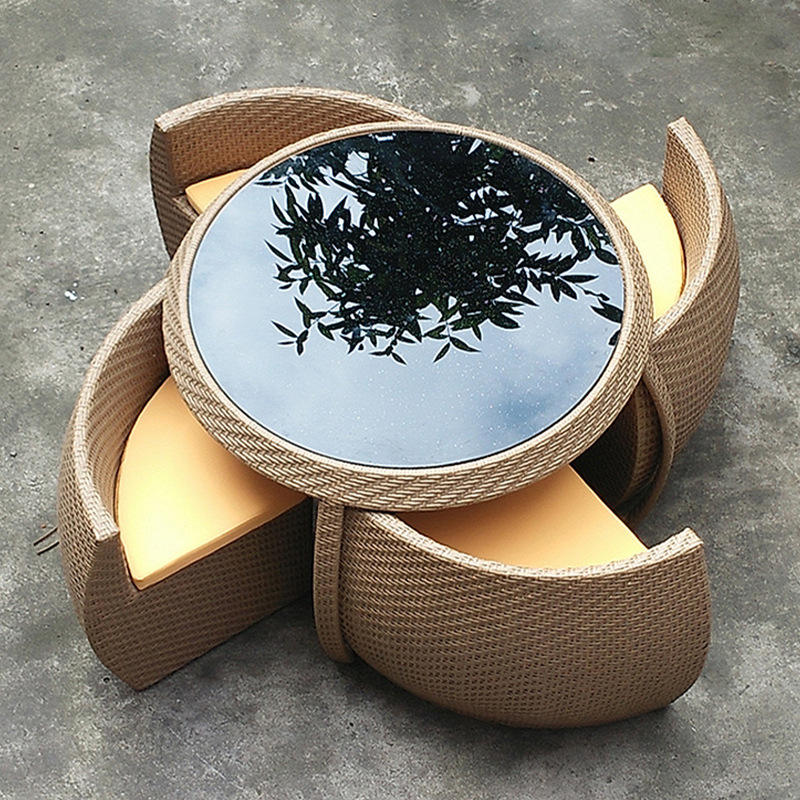 Quatre chaises et une table-kaki