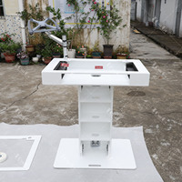 Soporte de podio de cabina de torre de control de DJ con acabado blanco con fundas de carretera