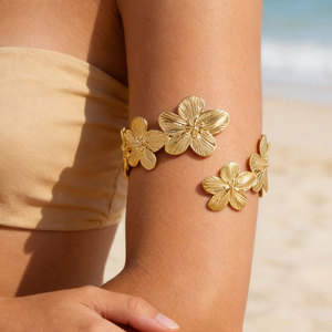 Bracelet manchette ajustable en métal plaqué personnalisé, motif floral populaire, pour femme, idéal pour l'été, la plage et les vacances - Product Image 1