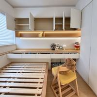 Armoire intégrée personnalisée pour chambre d'enfant avec bureau d'étude et meuble d'angle pour petite famille