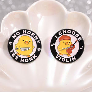 ストックラウンドリトルイエローダックかわいいバイオリンバッジ漫画の手紙ソフトエナメルラペルピン - Product Image 6