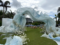 Décor de mariage de luxe : Grandes fleurs géantes bleues sur pied pour allée de mariage et décoration de fête