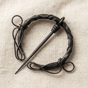 Broche de Capa Vikingo y Celta Forjado a Mano – Fibula Medieval para Disfraces, Reenactaciones, Cosplay y Uso Histórico - Product Image 1