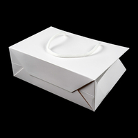 Sacs fourre-tout en papier kraft blanc élégant avec poignées en corde robustes Emballage de luxe pliable pour magasins de vêtements Événements Revêtement brillant