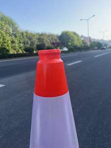 Venta al por mayor 75CM Cono de PVC reflectante naranja <span class=keywords><strong>con</strong></span> base negra 75cm <span class=keywords><strong>Conos</strong></span> reflectantes de PVC de seguridad vial <span class=keywords><strong>Conos</strong></span> de tráfico <span class=keywords><strong>con</strong></span> reflectante - Product Image 2