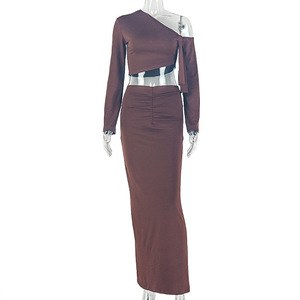 <span class=keywords><strong>Ensemble</strong></span> <span class=keywords><strong>chic</strong></span> <span class=keywords><strong>et</strong></span> sexy pour femme : <span class=keywords><strong>haut</strong></span> court marron asymétrique <span class=keywords><strong>et</strong></span> <span class=keywords><strong>jupe</strong></span> <span class=keywords><strong>longue</strong></span> taille haute – Collection été - Product Image 4